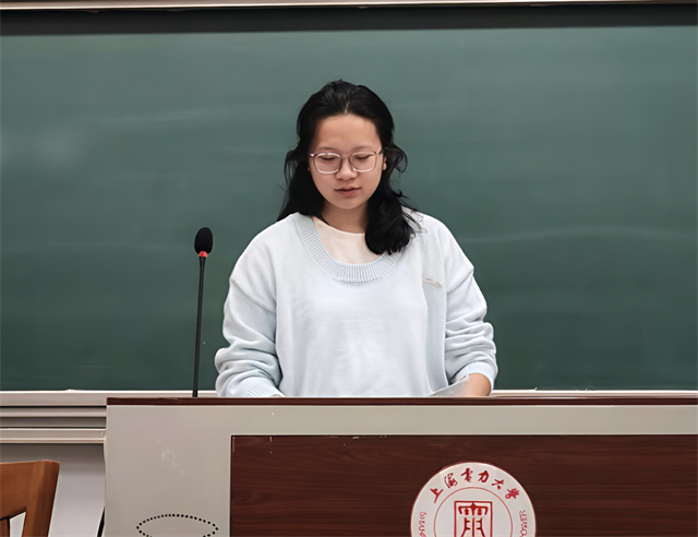 《青年报》掌握多语言的进博会“小叶子”，以青春之声筑沟通之桥