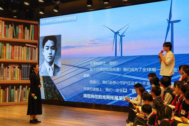 《上海科技报》鲜活实践为载体 光明之路话担当 taptap官方版下载安装携手中小学共上一堂思政课