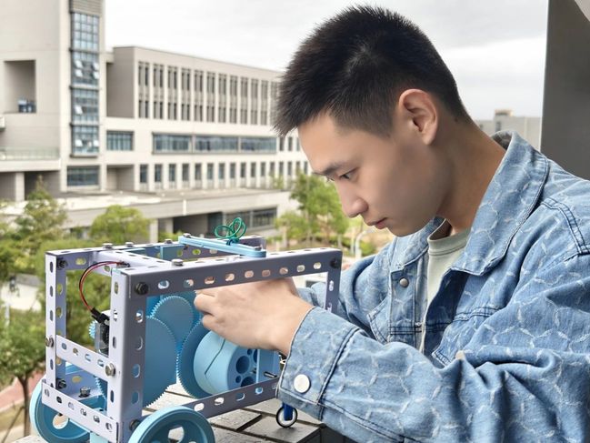 吴浩：军旅砺剑，学海扬帆