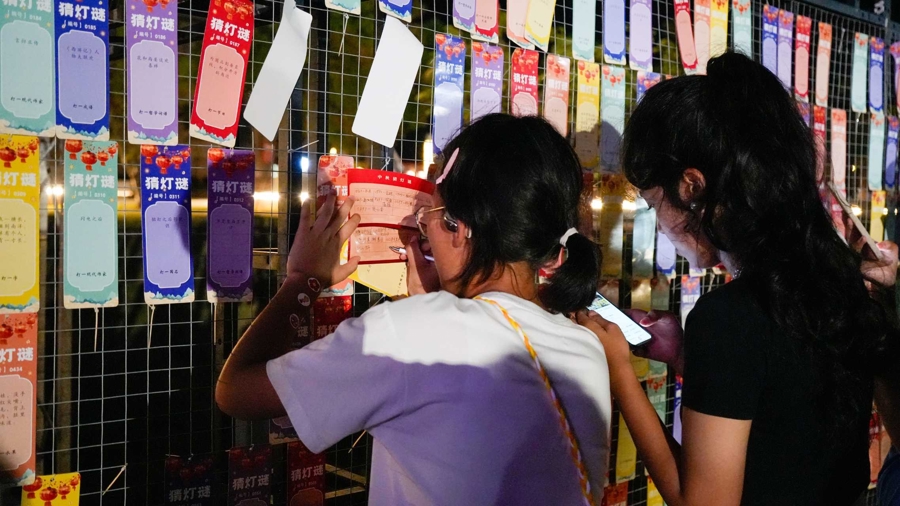 《上观新闻》湖畔花灯+非遗扎染，中秋氛围拉满！这届taptap体育新生的融入活动好丰富